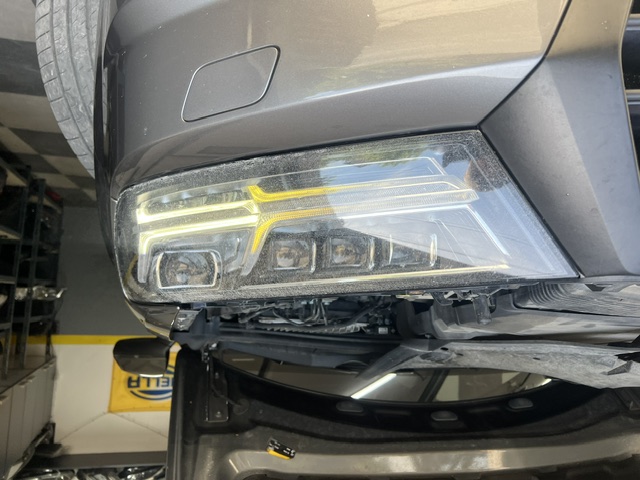 Detalj LED dnevnog svetla u radionici