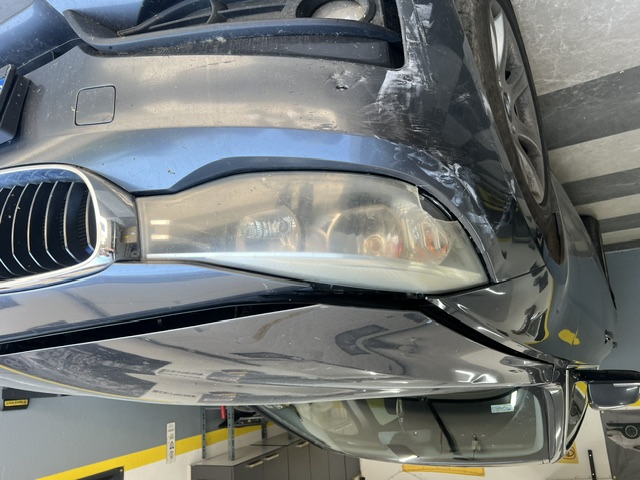 BMW sa ugašenim svetlima u radionici