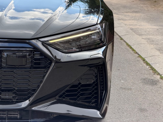 Audi sa uključenim dnevnim svetlom
