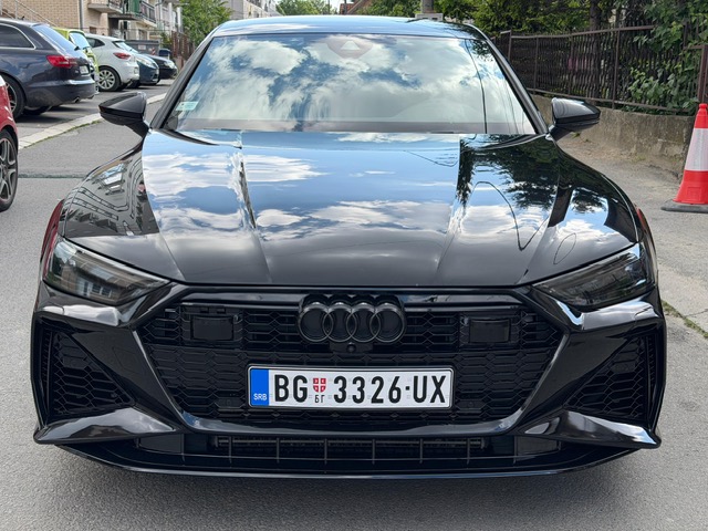 Prednji izgled Audija sa prepravljenim farovima