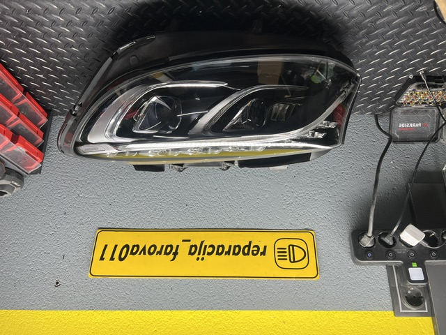Far sa zamenjenim staklom u radionici